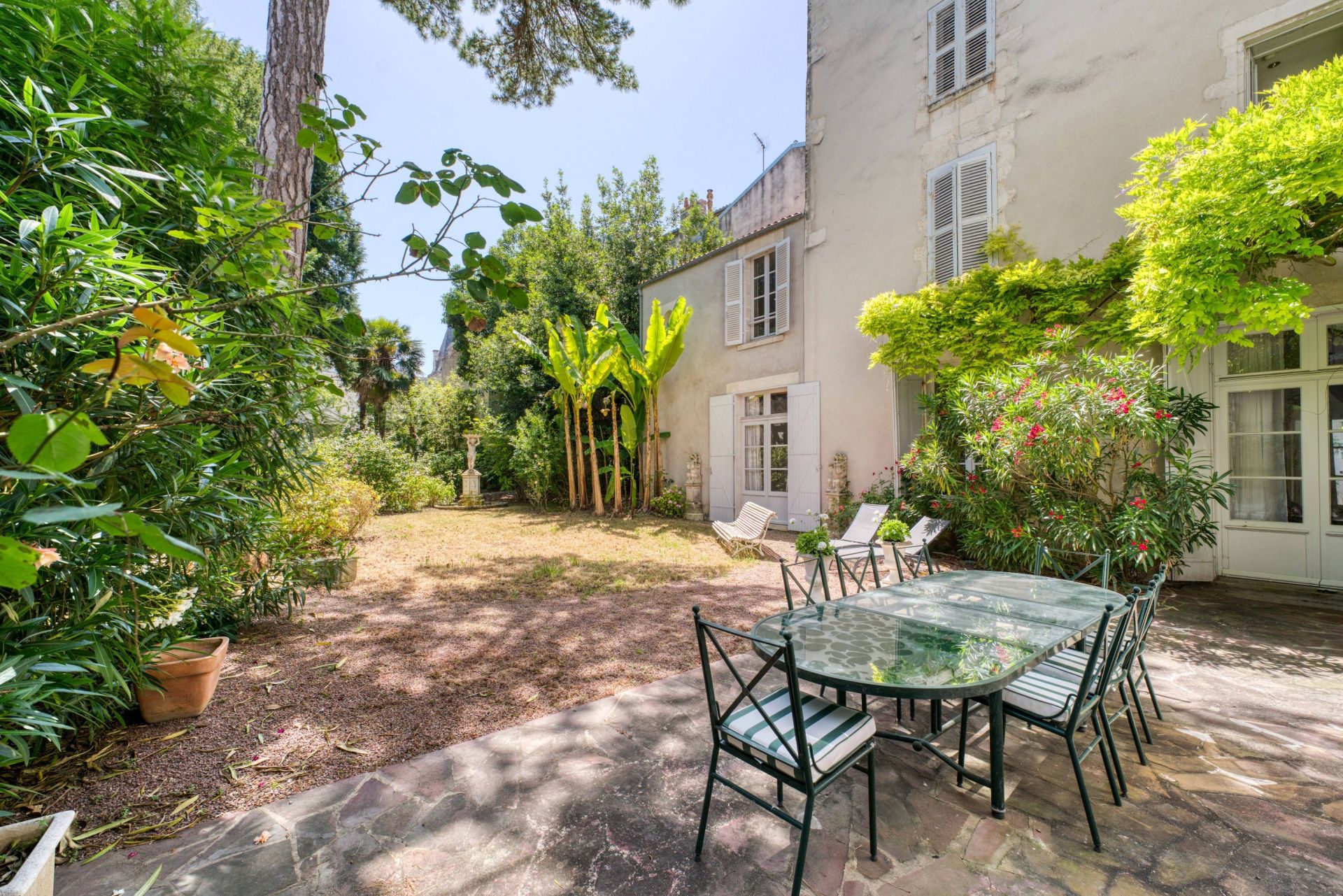prestigious apartment 8 Rooms for sale on LA ROCHELLE (17000)