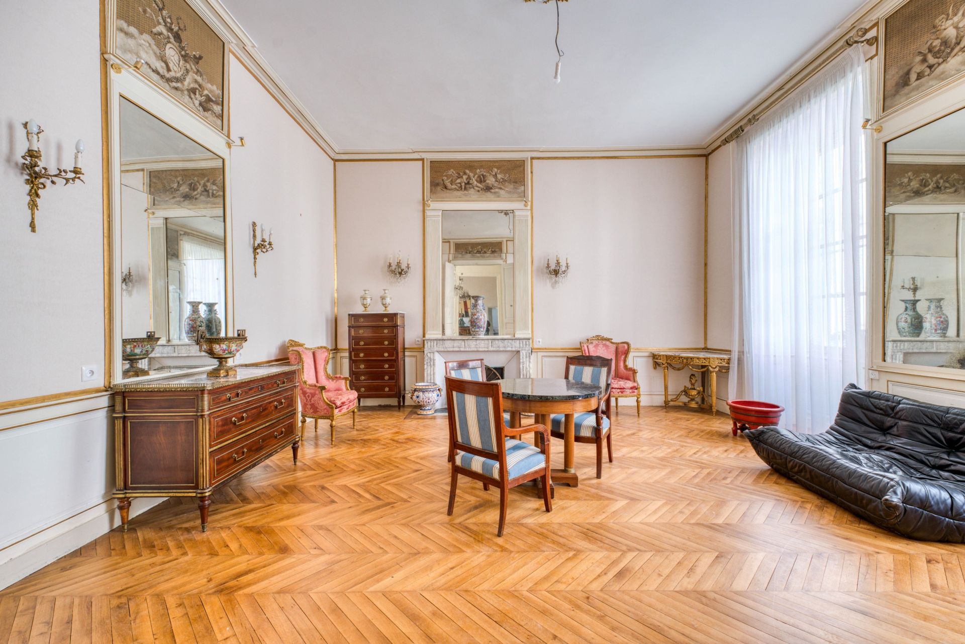 prestigious apartment 8 Rooms for sale on LA ROCHELLE (17000)