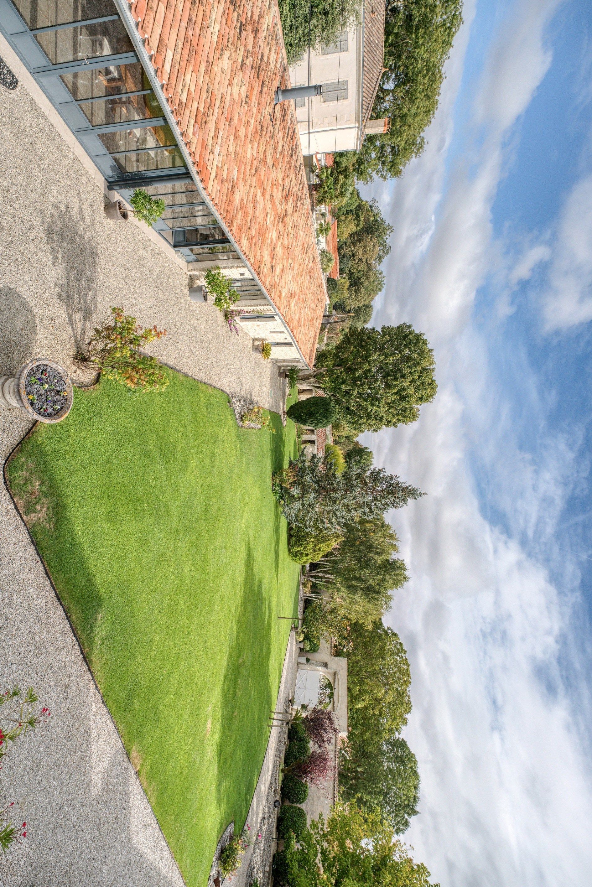 prestigious house 7 Rooms for sale on LA ROCHELLE (17000)