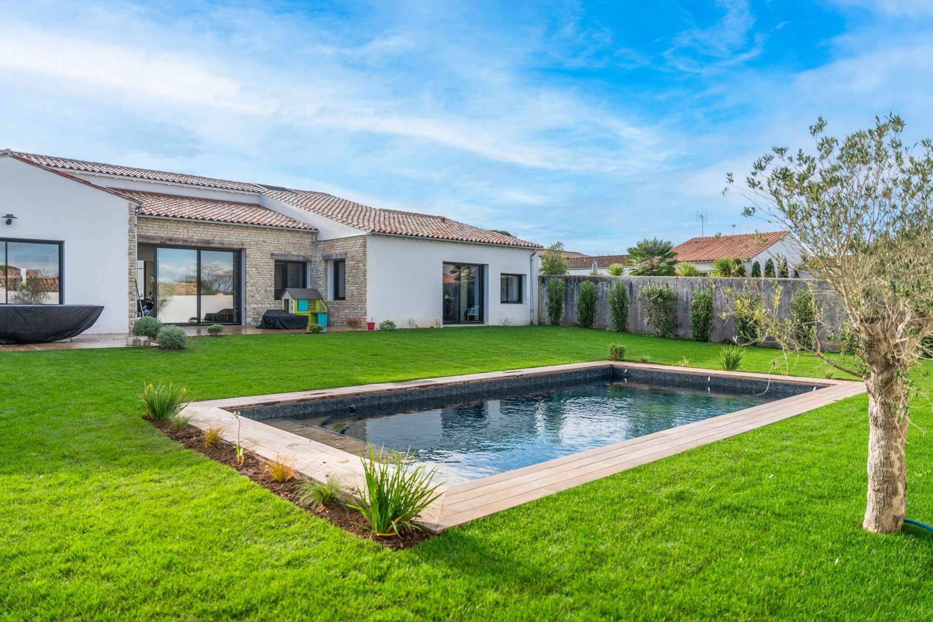 prestigious house 8 Rooms for sale on LA FLOTTE (17630)