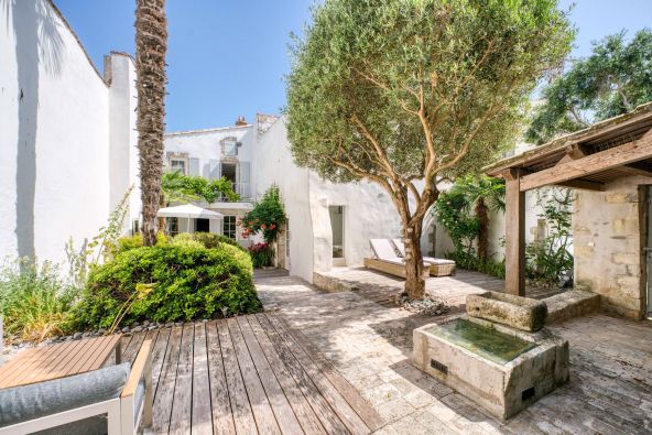 Sale Prestigious house Saint-Martin-de-Ré 7&nbsp;Rooms 184&nbsp;m²
