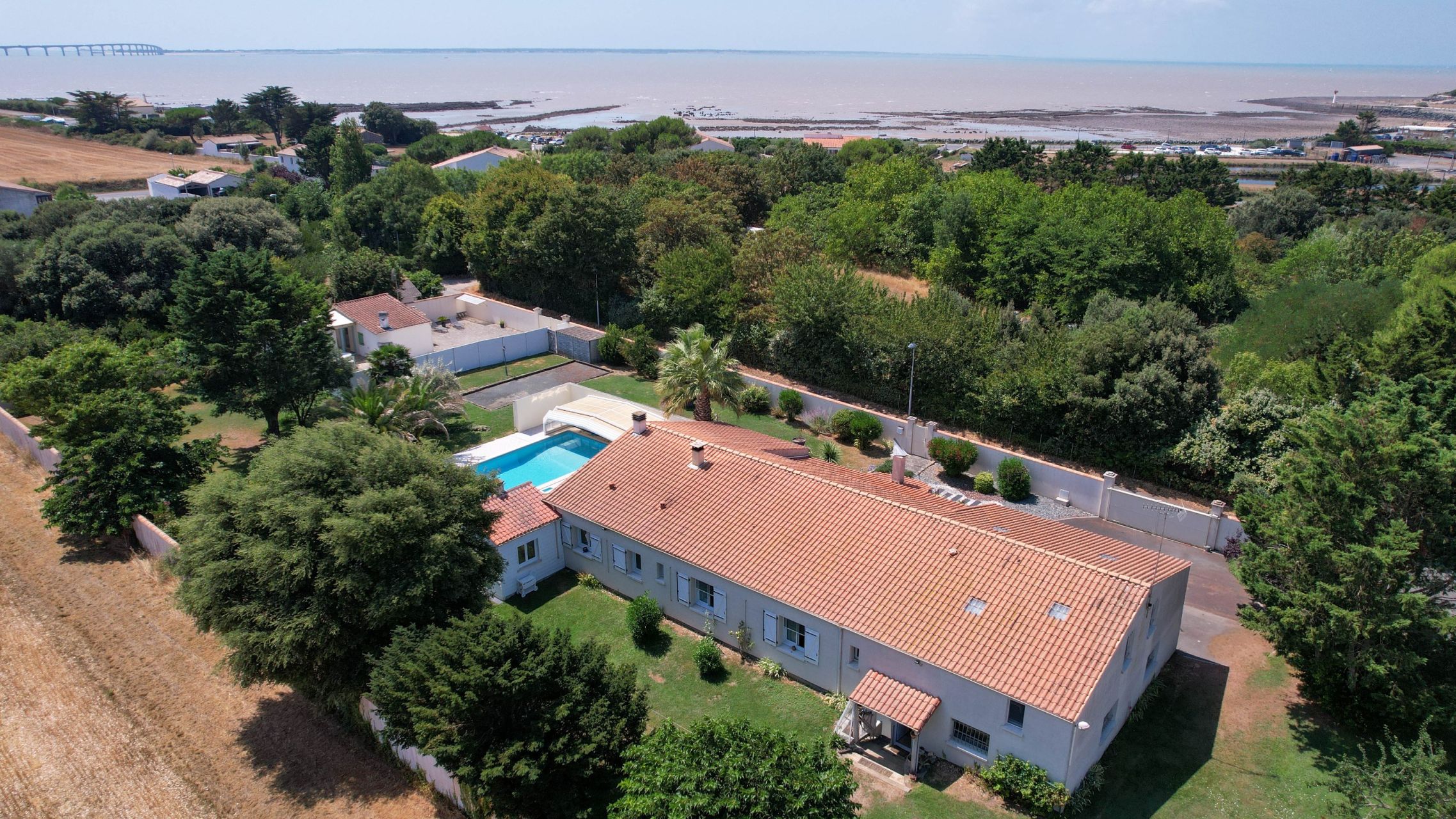 maison de prestige 8 Pièces en vente sur L HOUMEAU (17137)