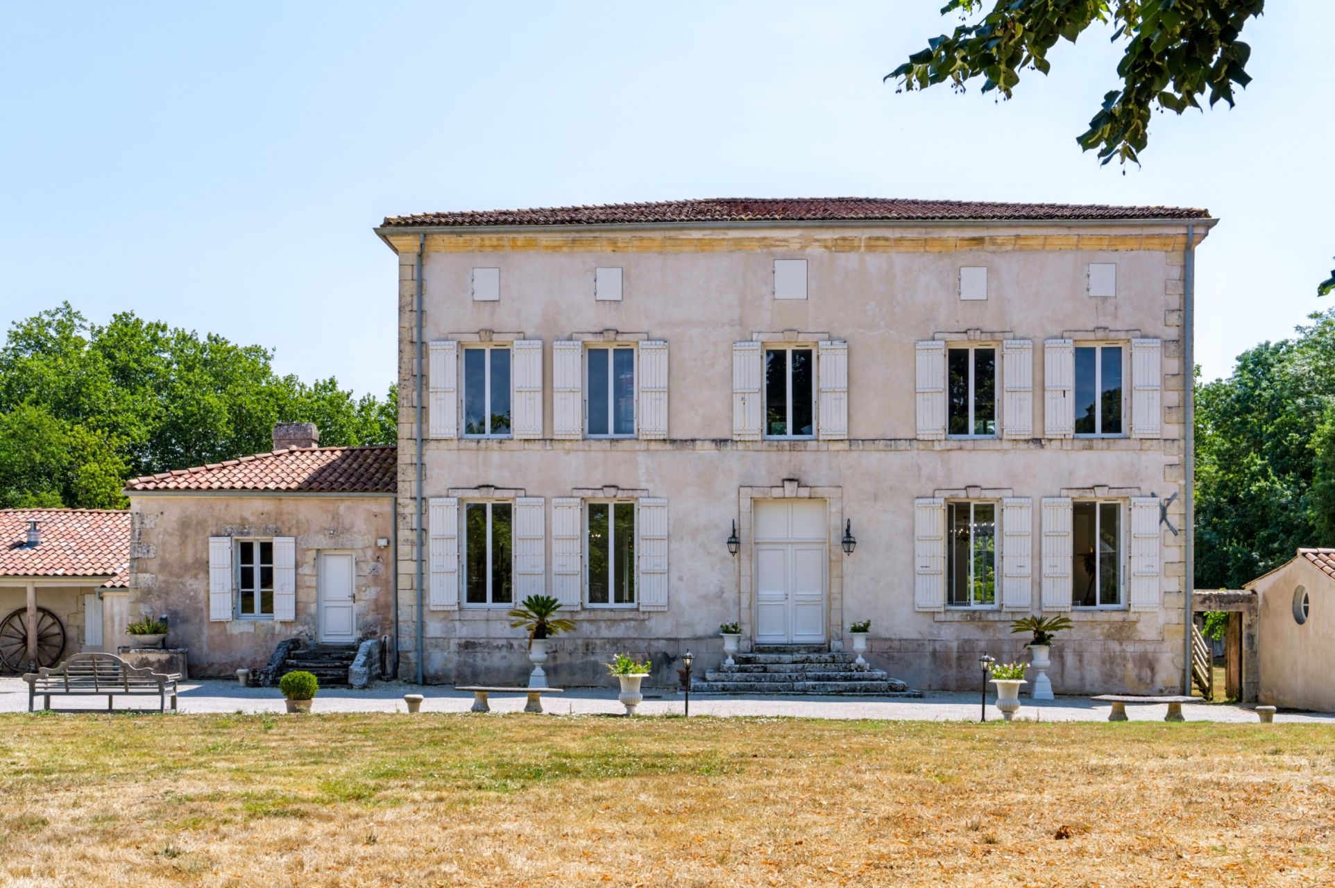 prestigious house 17 Rooms for sale on ST HIPPOLYTE (17430)