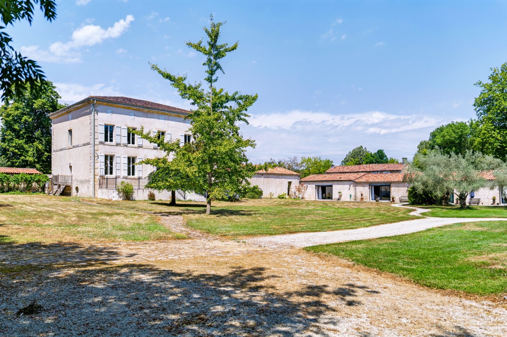 prestigious house 17 Rooms for sale on ST HIPPOLYTE (17430)