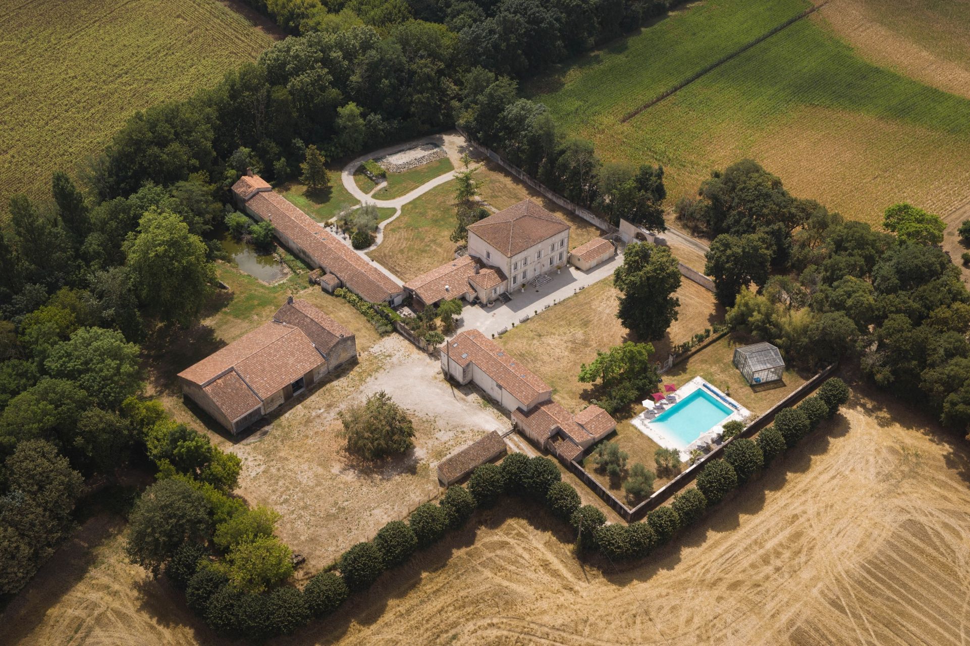 prestigious house 17 Rooms for sale on ST HIPPOLYTE (17430)