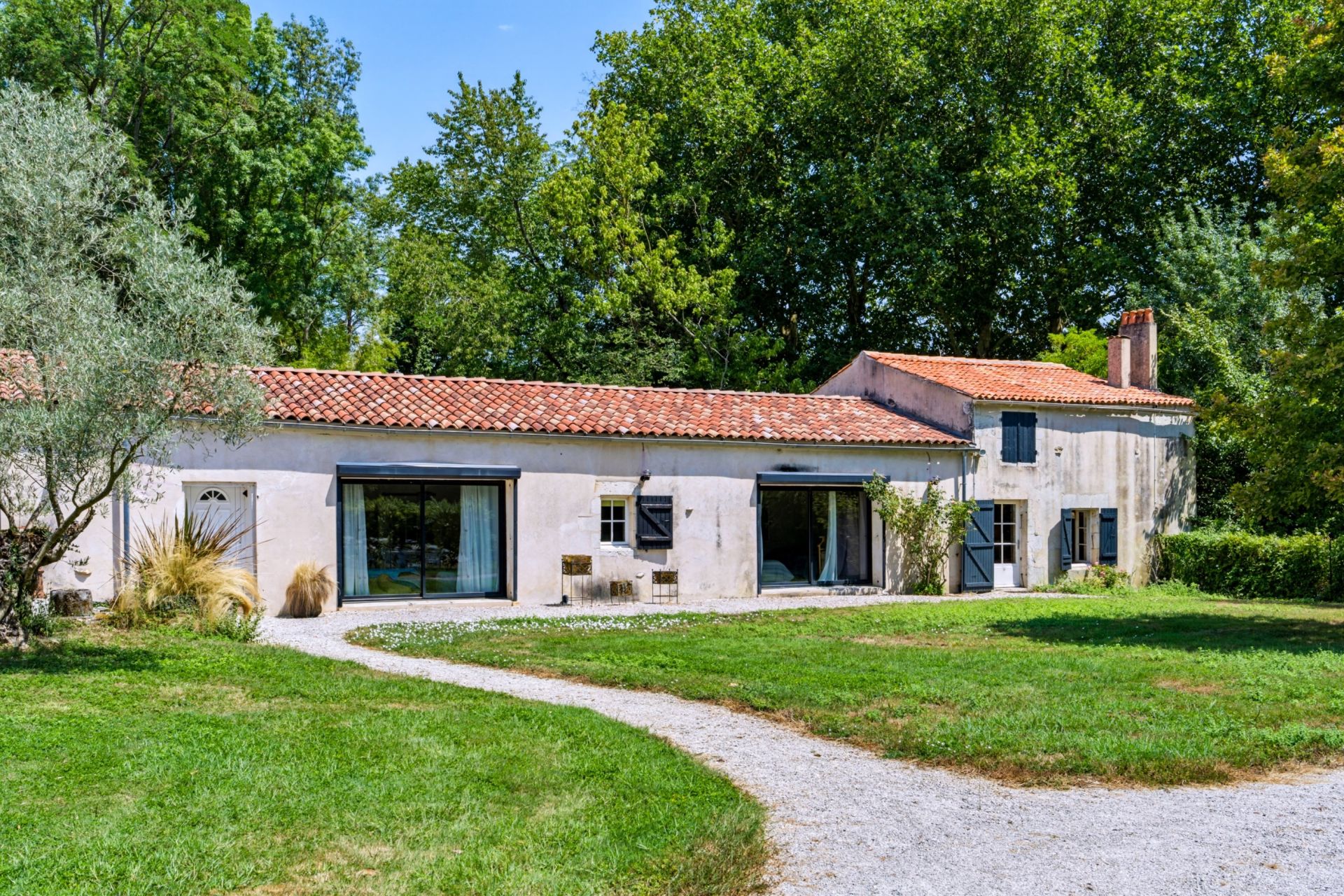 prestigious house 17 Rooms for sale on ST HIPPOLYTE (17430)