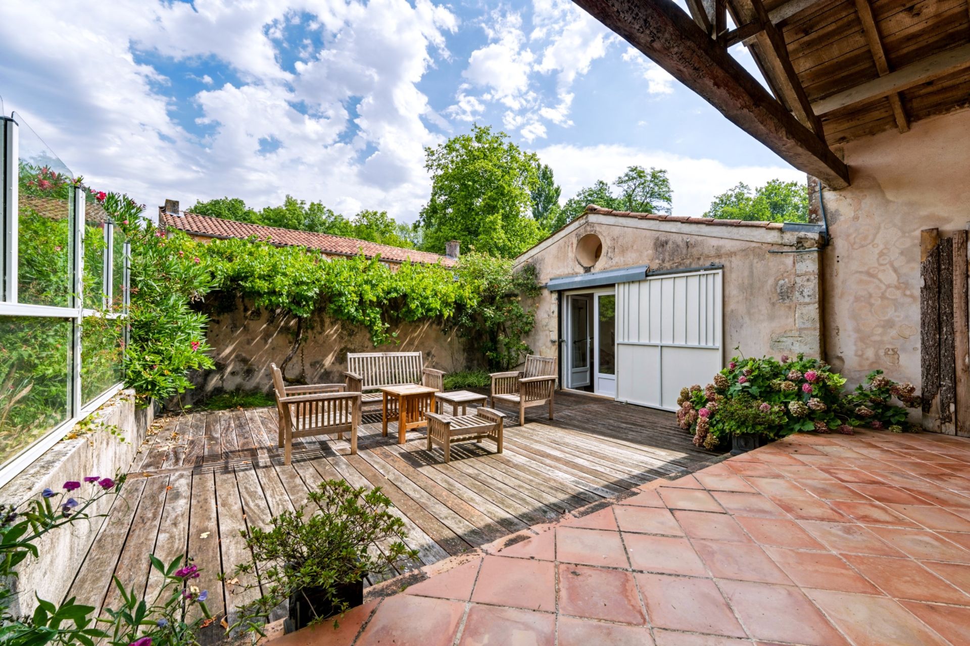 prestigious house 17 Rooms for sale on ST HIPPOLYTE (17430)