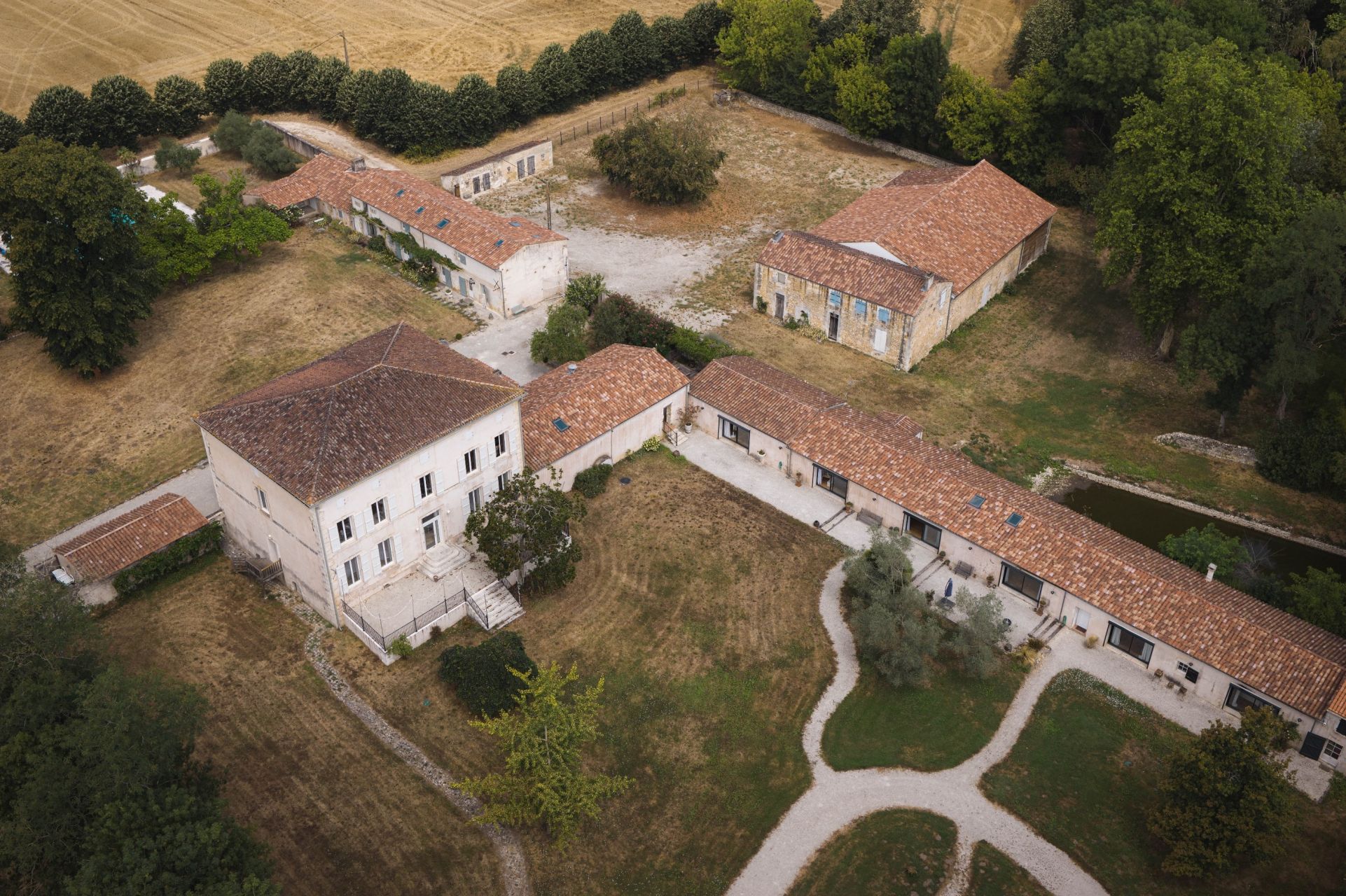 prestigious house 17 Rooms for sale on ST HIPPOLYTE (17430)