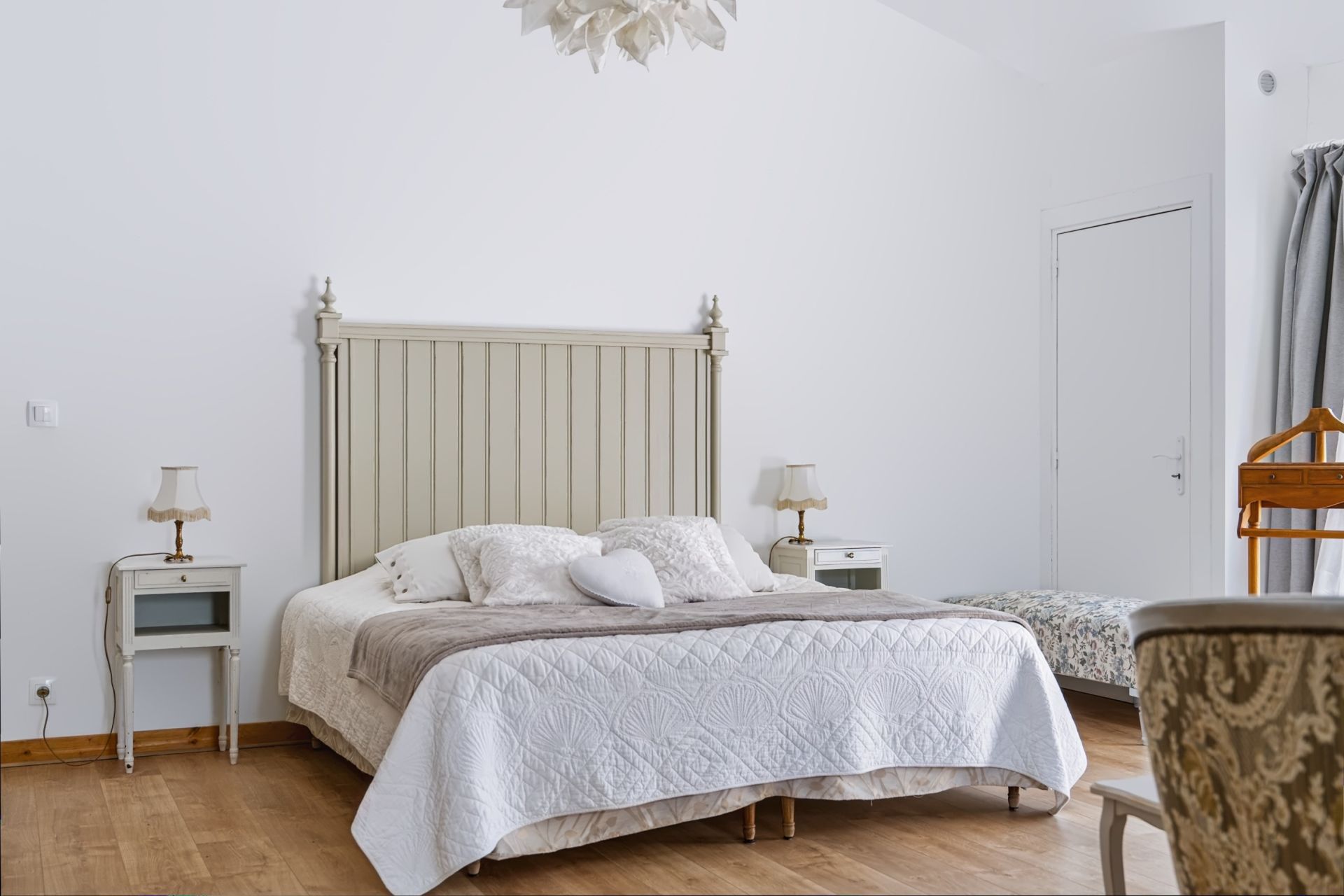 prestigious house 17 Rooms for sale on ST HIPPOLYTE (17430)