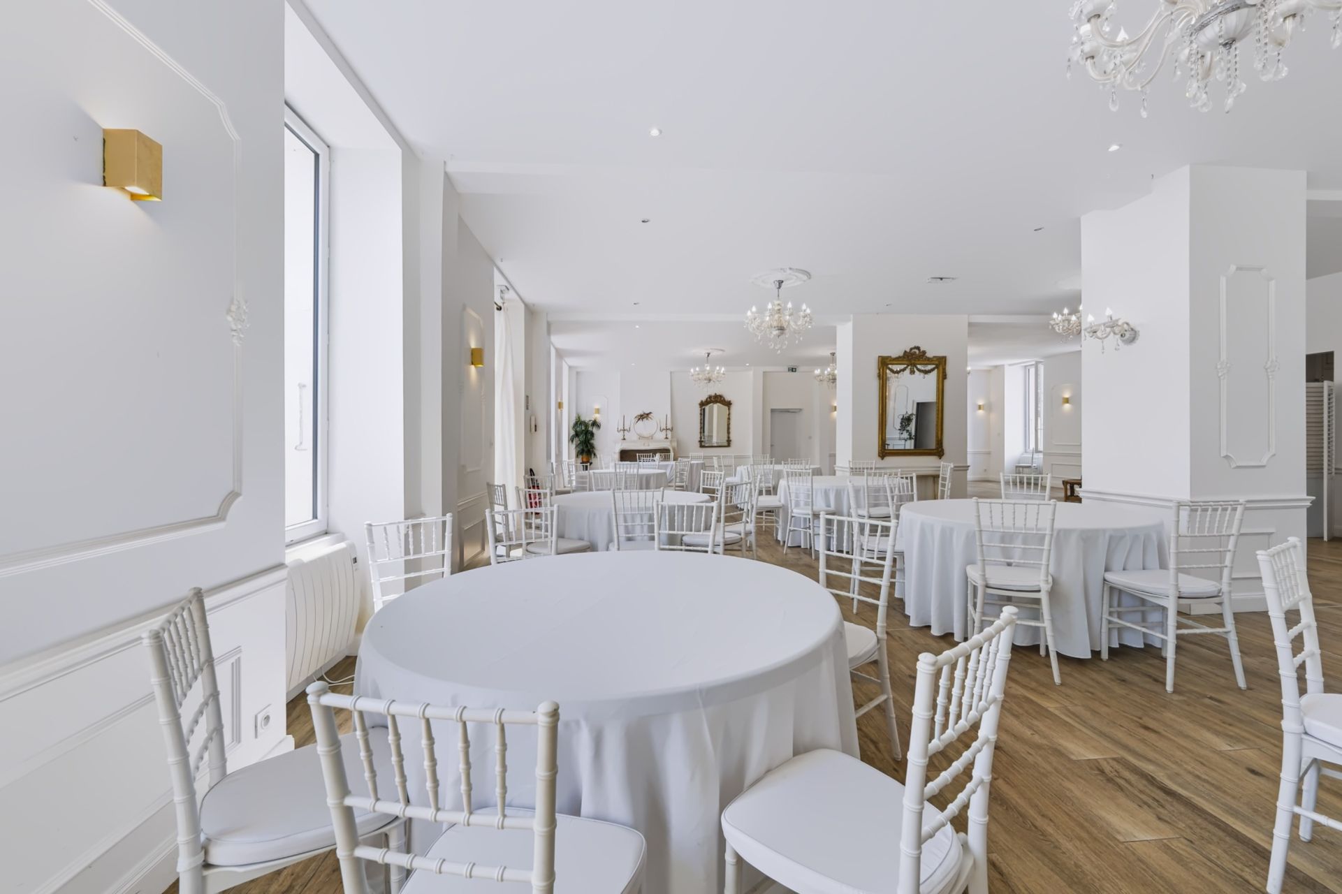prestigious house 17 Rooms for sale on ST HIPPOLYTE (17430)