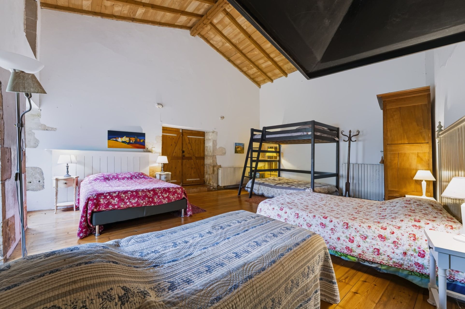 prestigious house 17 Rooms for sale on ST HIPPOLYTE (17430)