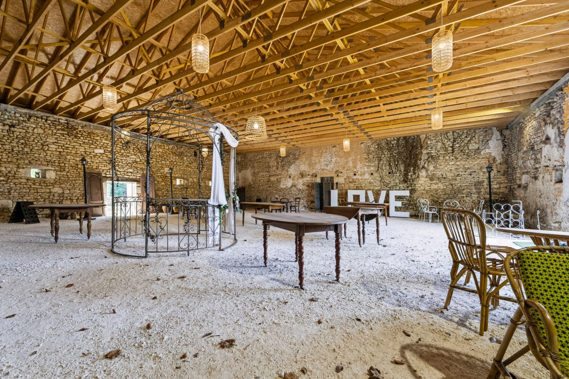 prestigious house 17 Rooms for sale on ST HIPPOLYTE (17430)