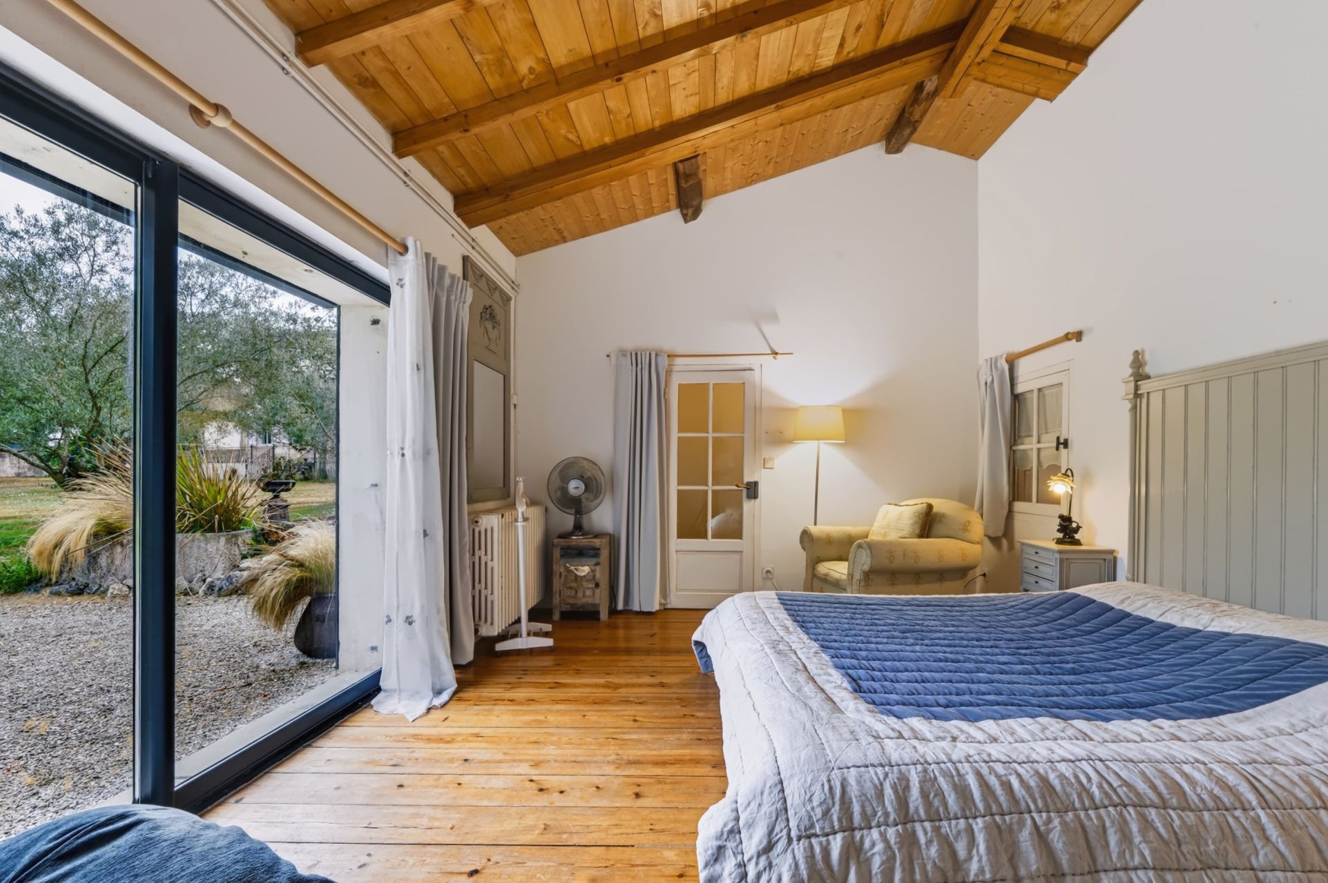 prestigious house 17 Rooms for sale on ST HIPPOLYTE (17430)