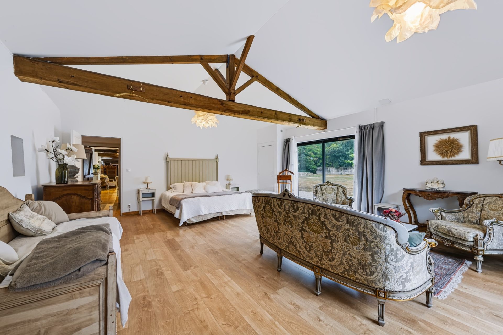prestigious house 17 Rooms for sale on ST HIPPOLYTE (17430)