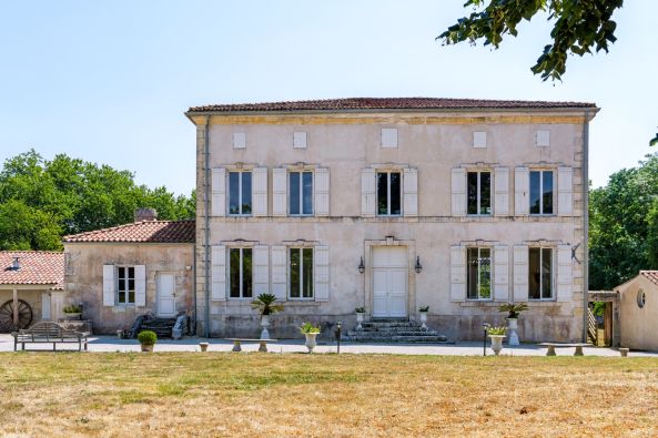 Sale Prestigious house Saint-Hippolyte 17&nbsp;Rooms 768&nbsp;m²