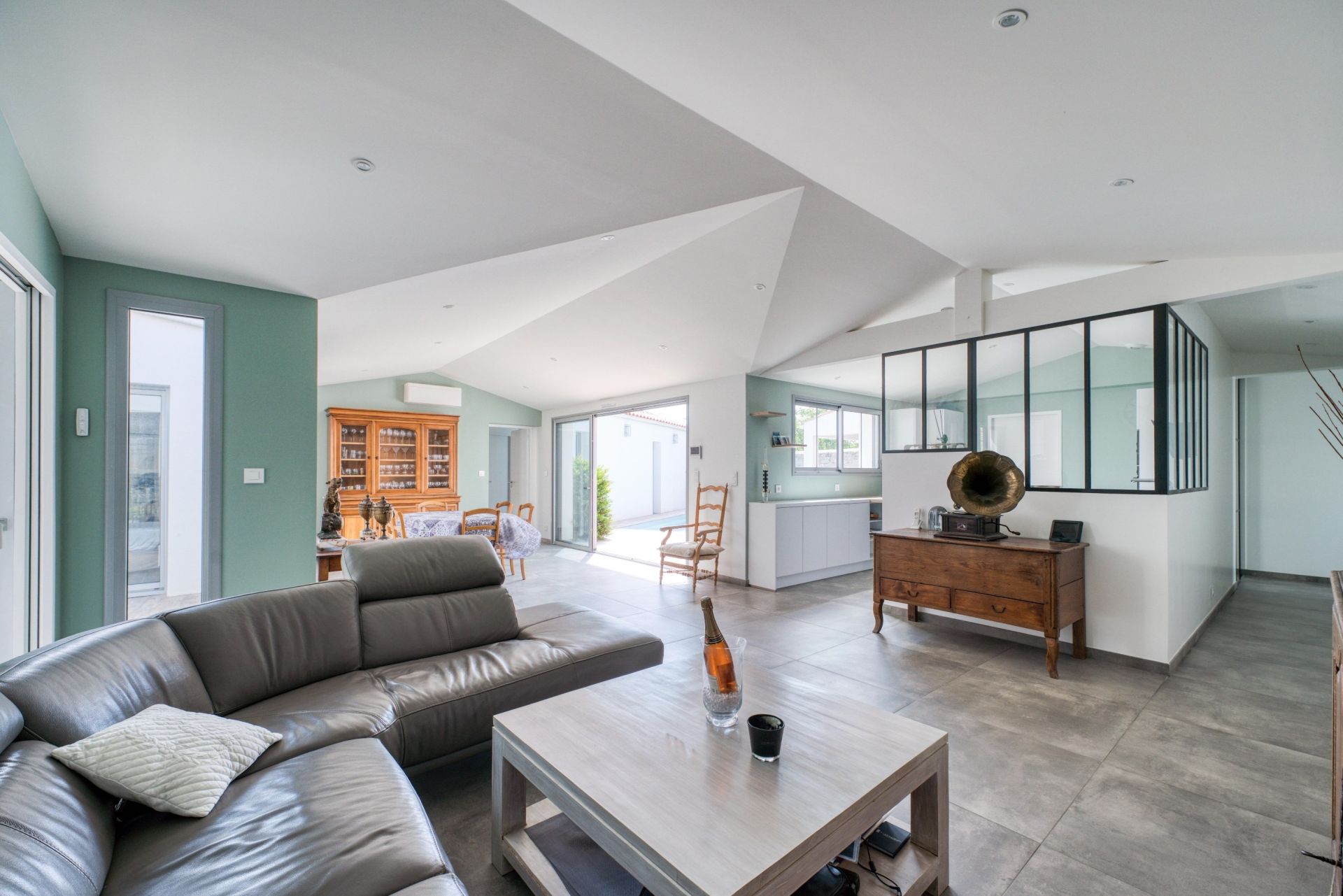 prestigious house 4 Rooms for sale on LA ROCHELLE (17000)