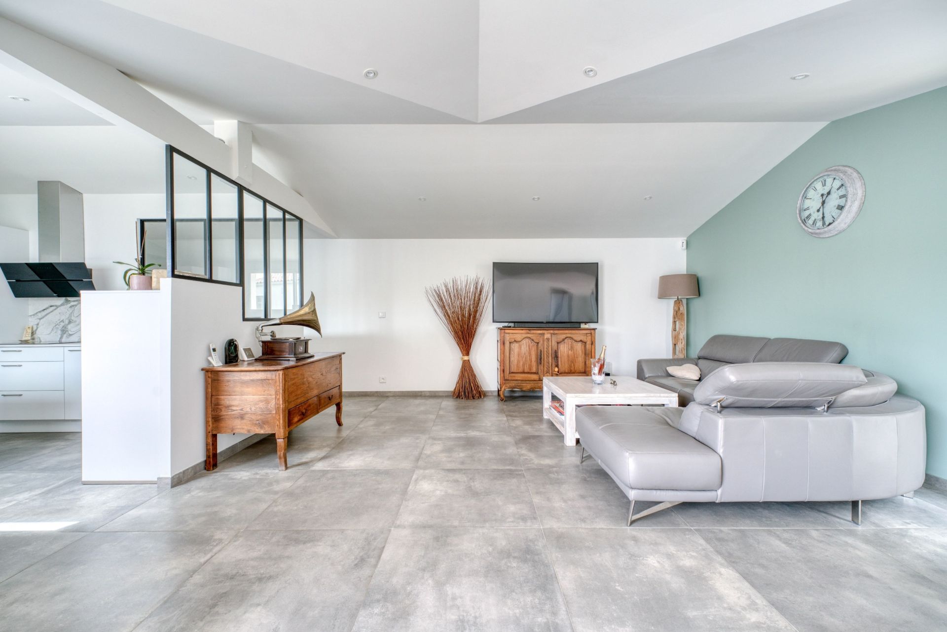 prestigious house 4 Rooms for sale on LA ROCHELLE (17000)