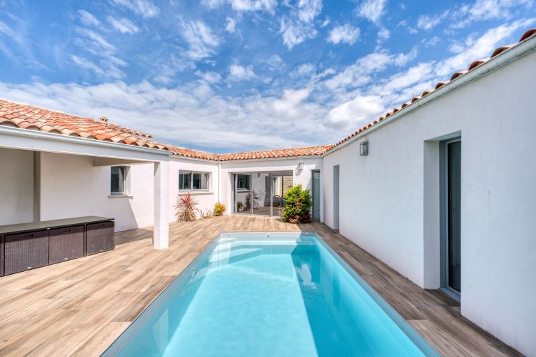 prestigious house 4 Rooms for sale on LA ROCHELLE (17000)