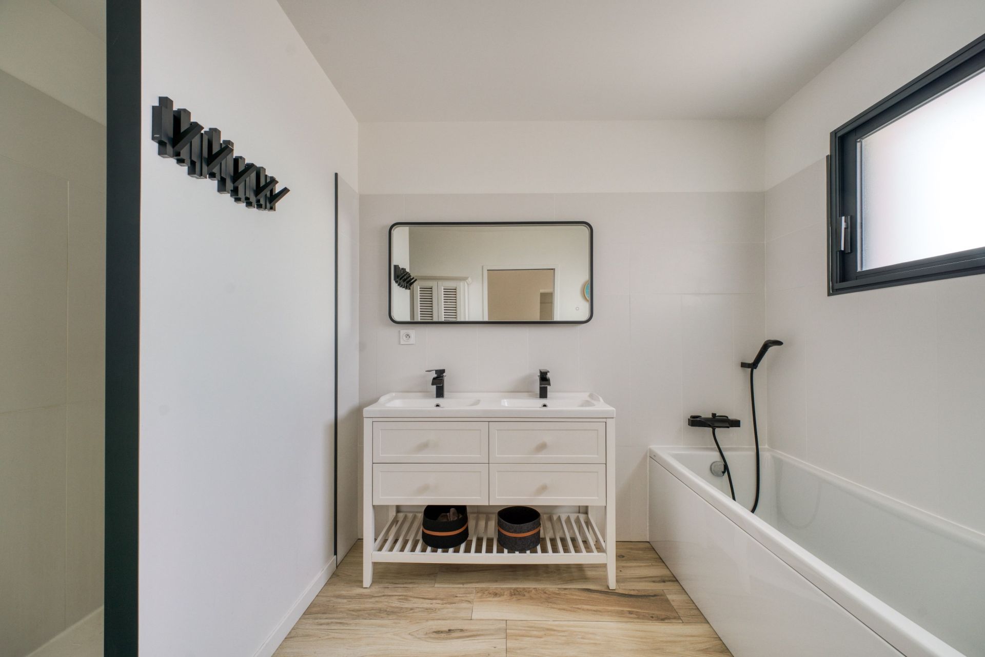 prestigious house 6 Rooms for sale on CROIX CHAPEAU (17220)
