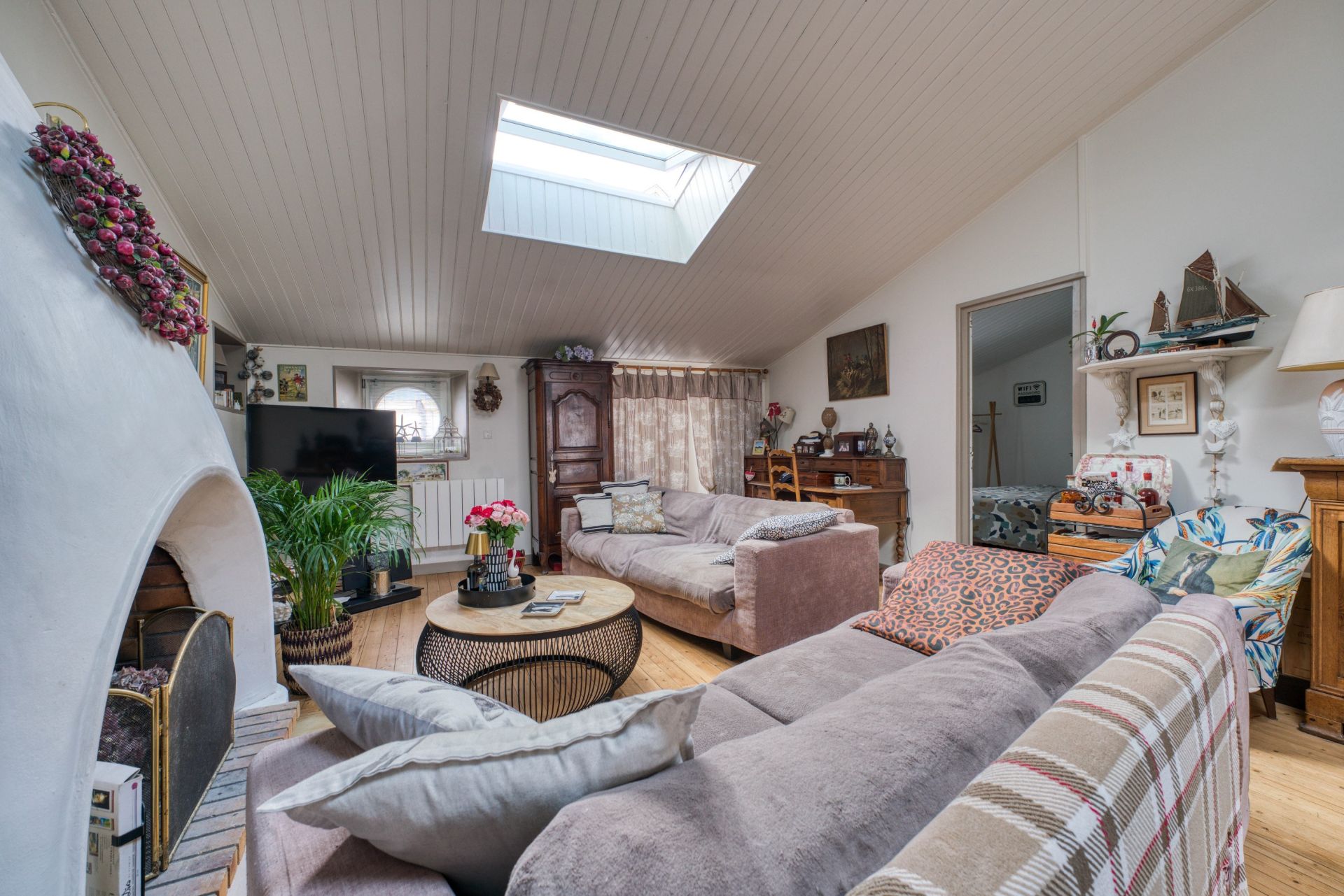 prestigious apartment 6 Rooms for sale on LA ROCHELLE (17000)