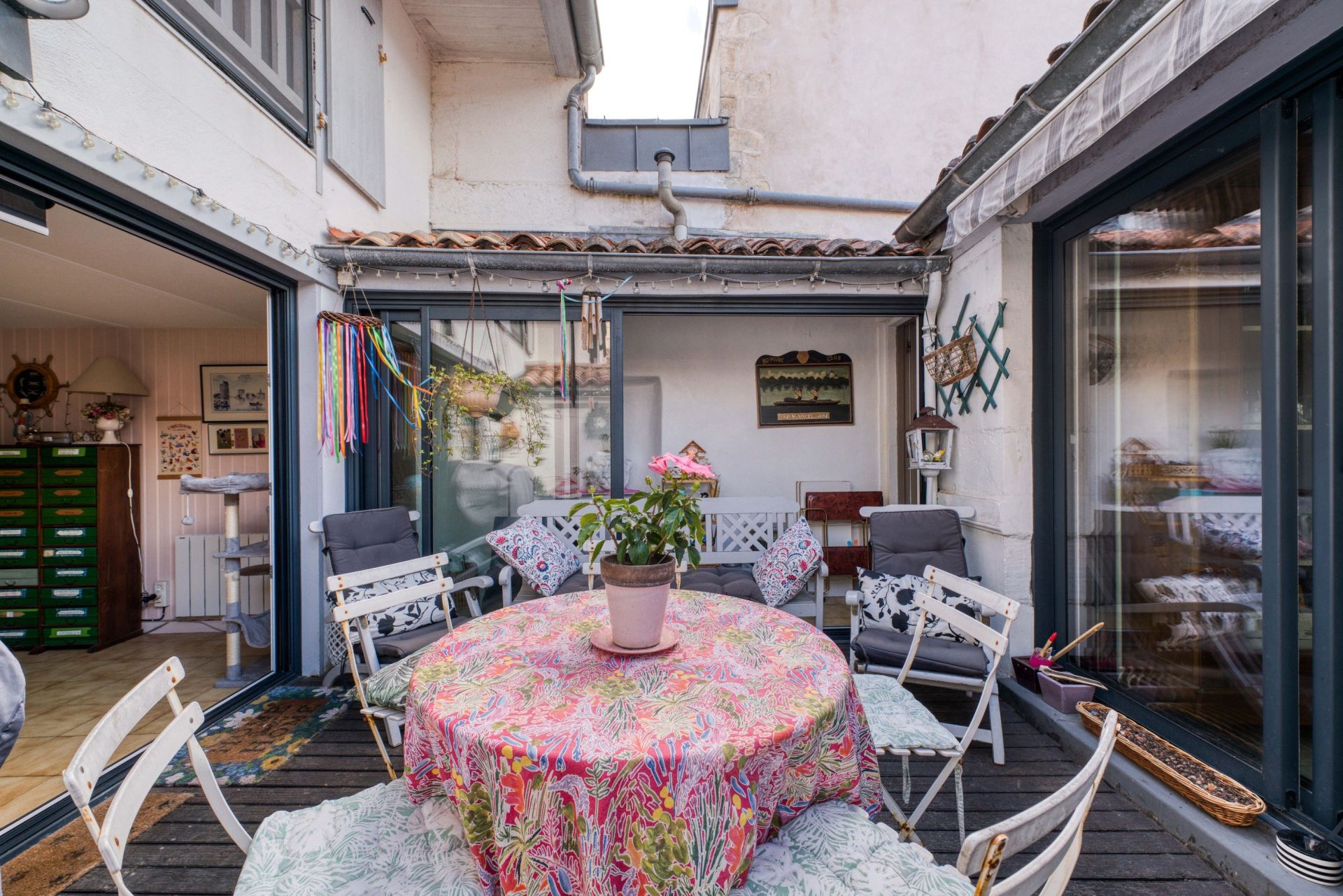 prestigious apartment 6 Rooms for sale on LA ROCHELLE (17000)
