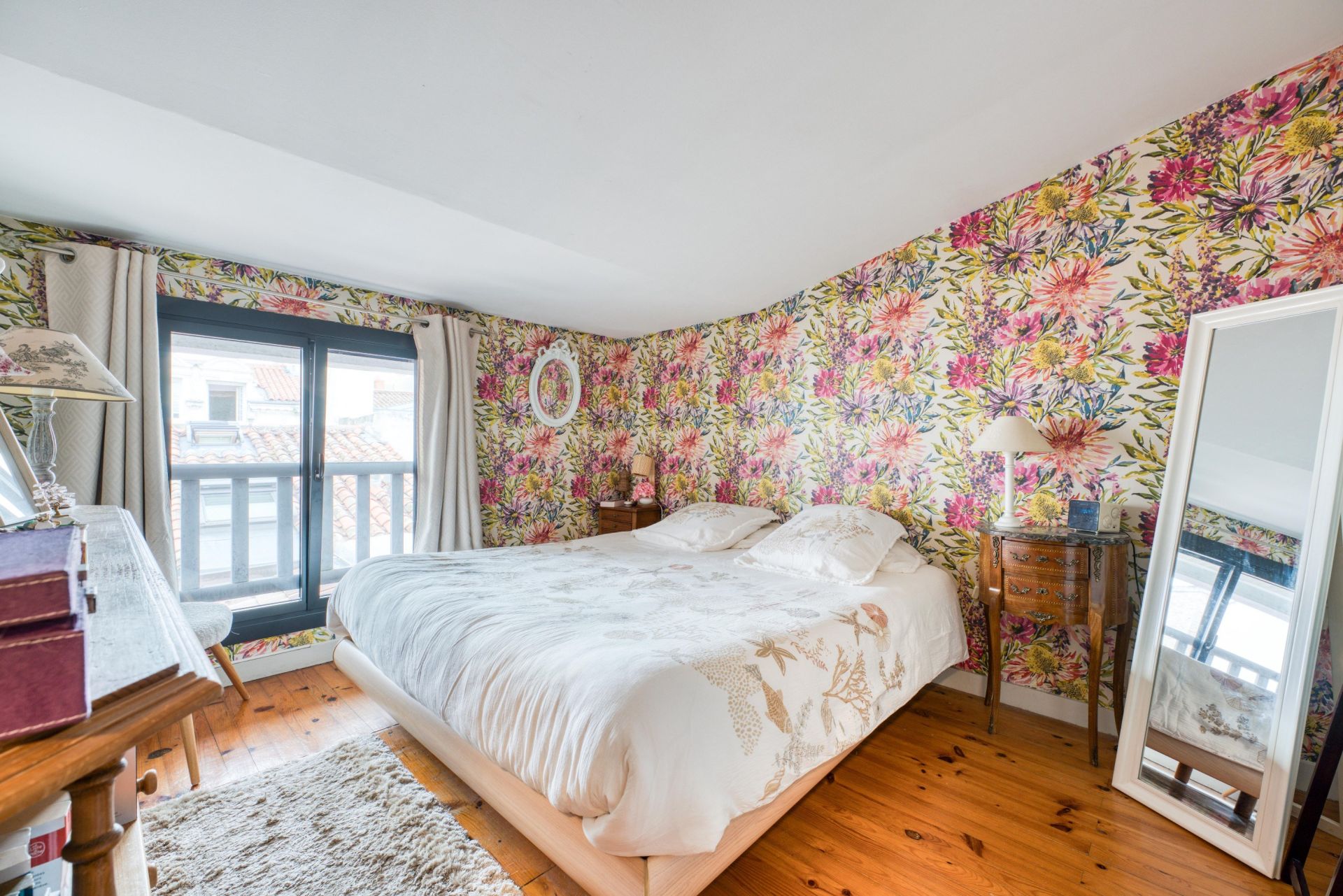 prestigious apartment 6 Rooms for sale on LA ROCHELLE (17000)