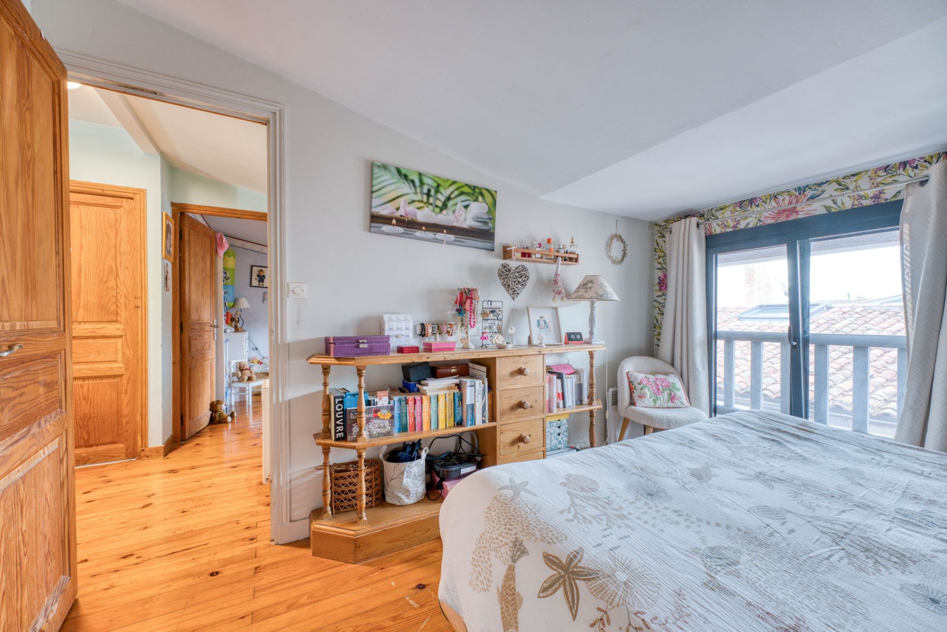 prestigious apartment 6 Rooms for sale on LA ROCHELLE (17000)