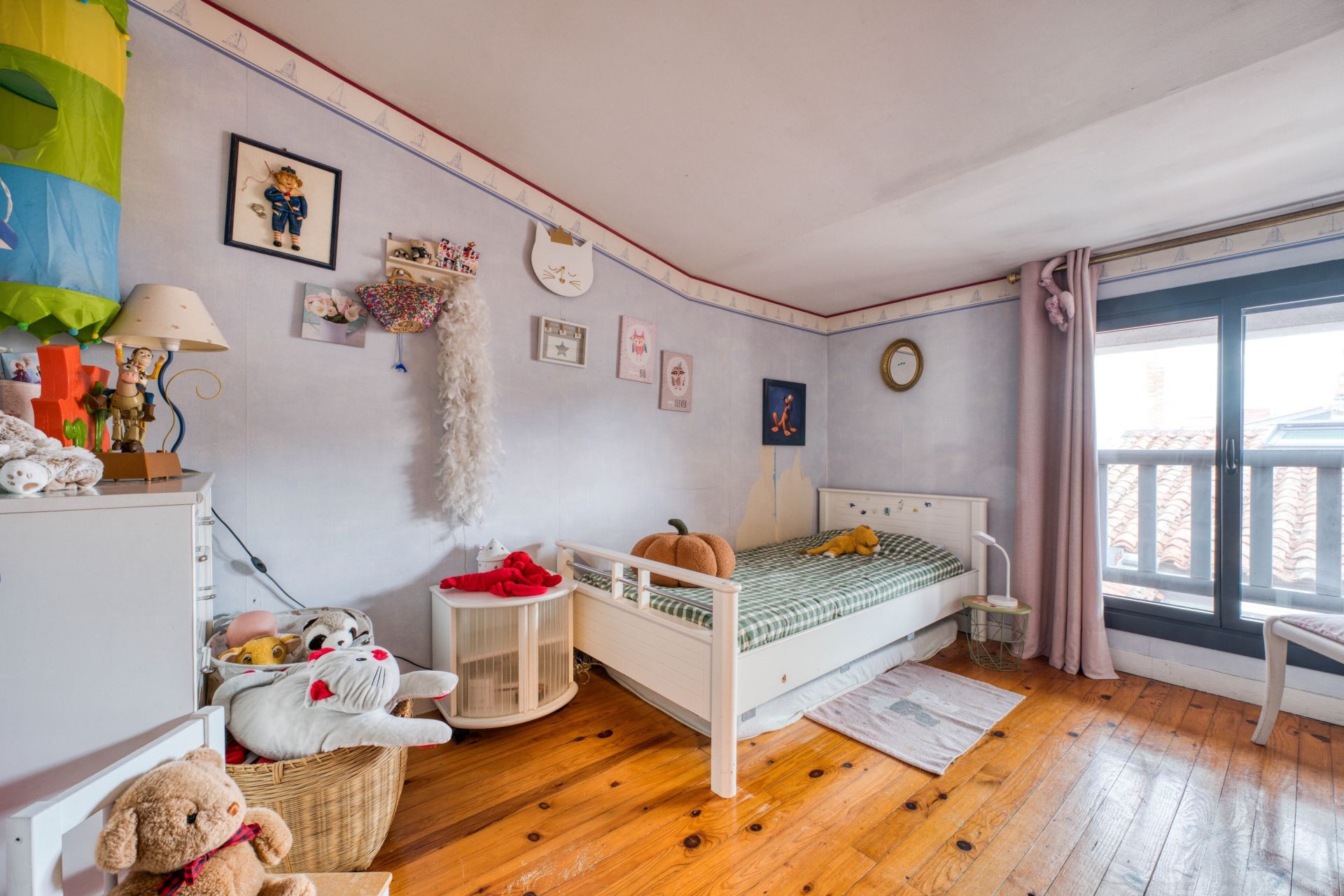 prestigious apartment 6 Rooms for sale on LA ROCHELLE (17000)
