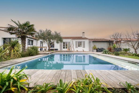 Sale Prestigious house Sainte-Marie-de-Ré 6 Rooms 140 m²